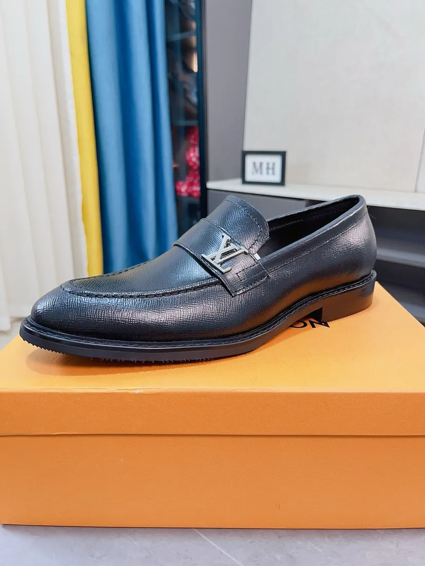 Men's shoes💰438🌹🌹【Louis Vuitton] LV official website synchronizes casual formal leather shoes, imported Italian first-layer calfskin, the leather feels natural and comfortable, and the flowing shoe body design embodies an extraordinary superior wearing experience. Smooth and tight hand-stitched seams achieve extraordinary noble taste. The lining is made of cowhide, which is high-end, comfortable and breathable, telling the man's high-spirited heart. Number of items in stock: 38-44 45 can be customized.